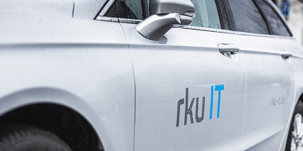 Folierung eines Firmenwagens mit dem rku.it Logo